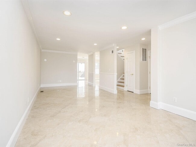 Photo - 24 Sintsink Dr W