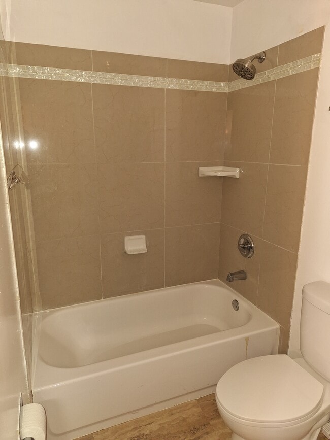 Building Photo - 1527 Berg Dr Unit 1 East