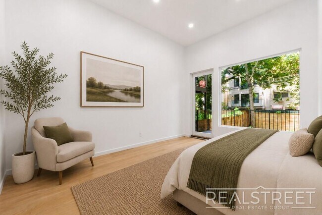Photo - Three Bedroom Duplex w. Backyard. Unidad 1