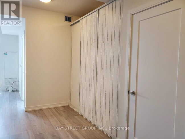 Photo - 225 Village Green Square Unité 2905