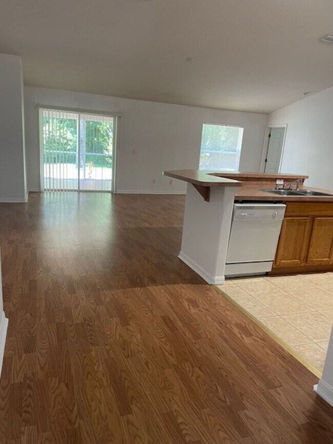 Photo - Beautiful 3/2/2 house with laminate floors, tiles, screen porch... Apply NOW and receive 50% off ...