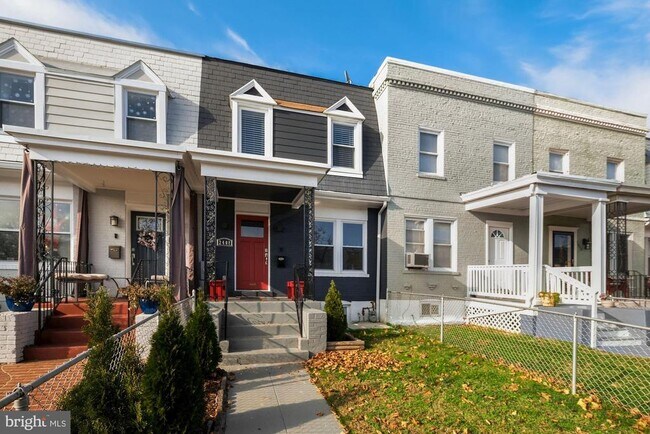 2408 3rd St NE