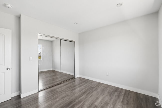 2BR, 1BA - 900SF - Bedroom