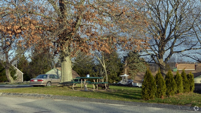 Photo - Quaker Estates