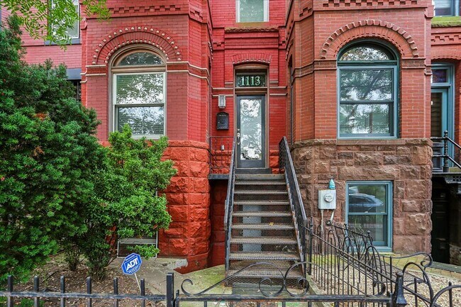 Building Photo - Charming 3 Full Level Rowhome w/ Private Outdoor Courtyard! Garage near Eastern Market