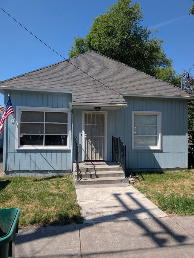 Building Photo - 2 Bedroom 1.5 Bathroom House