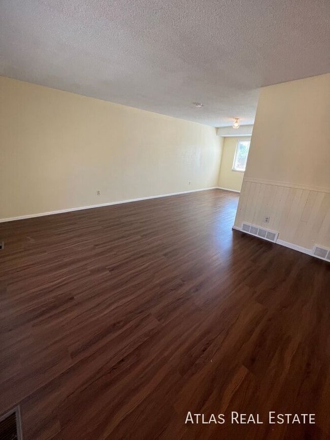 Photo - 5345 Waddell Ave