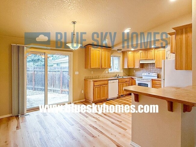 Photo - 1011 E Victory Rd