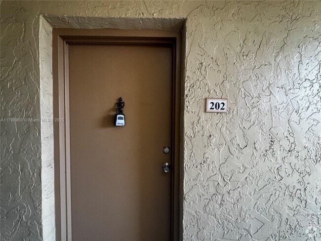 Building Photo - 4900 NW 79th Ave Unit 202 Rental