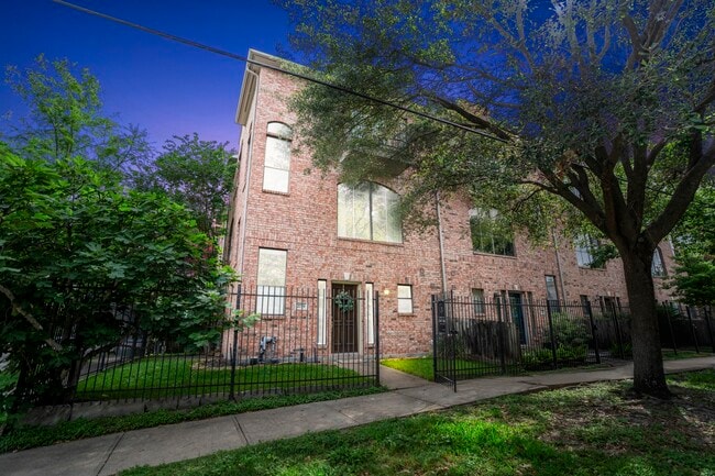 Photo - 2719 La Branch St