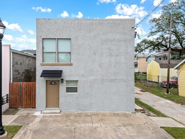 Building Photo - 1010 27th St Rental