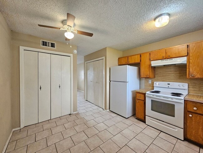 Photo - RENT SPECIAL - AVAILABLE NOW! Unit 1305 Quail Circle - B