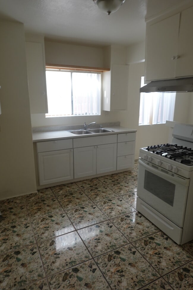 Kitchen - 15338 Larch Ave