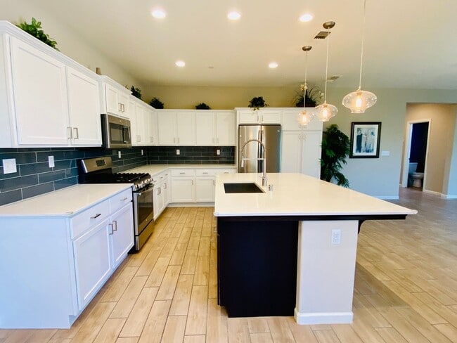 Photo - $2,550 Ashlan & Leonard, Beautiful 3 Bedro...