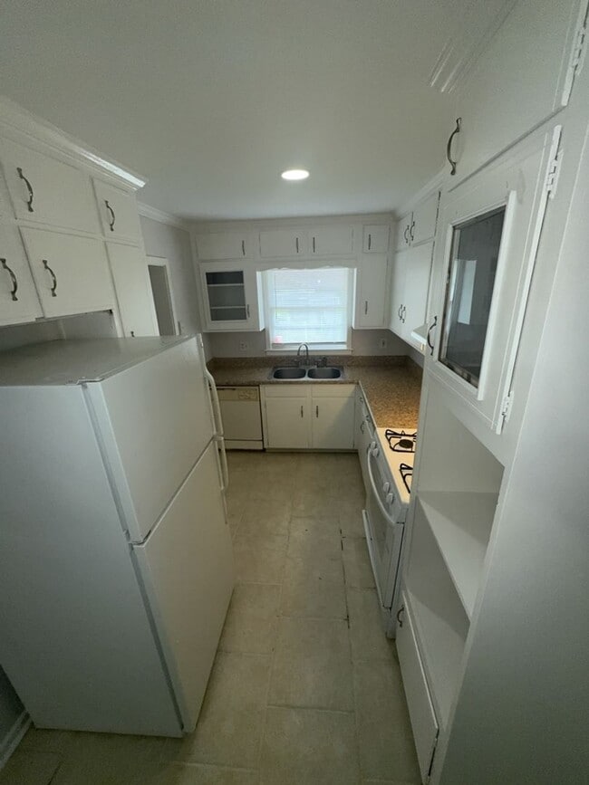 Photo - 380 Victoria Dr