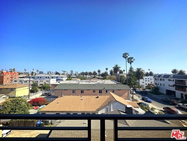 Building Photo - 552 N Hobart Blvd Unit 303 Rental