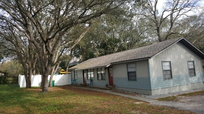 Building Photo - 1000 Poinsettia Ave