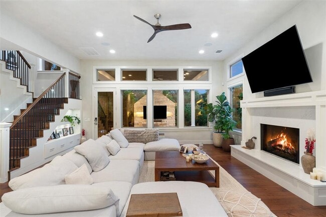 1002 Meriden Ln