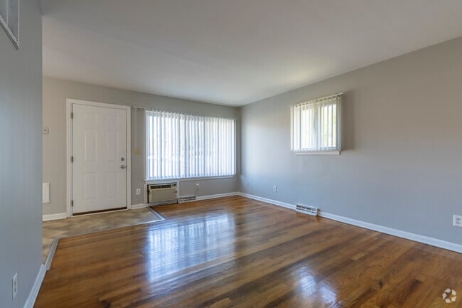 2BR, 1BA - 650SF - Living/Dining Room