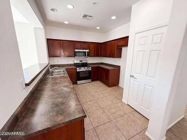 Photo - 934 E Overlin Dr