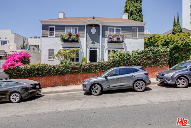 Building Photo - 967 N Doheny Dr Unit 1/8 Rental
