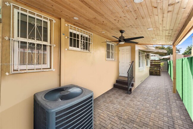 Building Photo - 820 SW 17th Ave Unit 1