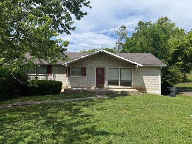 Building Photo - Lovely and Spacious Home in South Nashville - Garage and Fenced in Yard