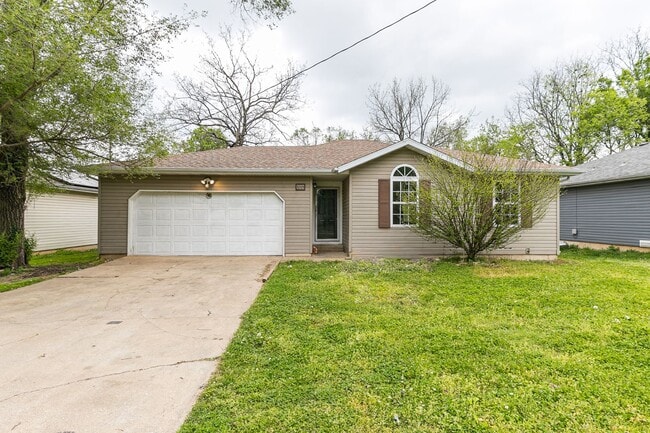 REMODELED 3 Bedroom | 2 Bathroom | 2 Car G... - REMODELED 3 Bedroom | 2 Bathroom | 2 Car G... House