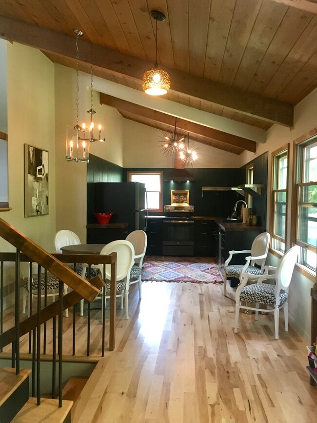 Photo - 864 Crane Hill Trail