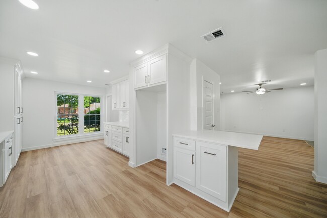 Building Photo - 9711 Derrik Dr