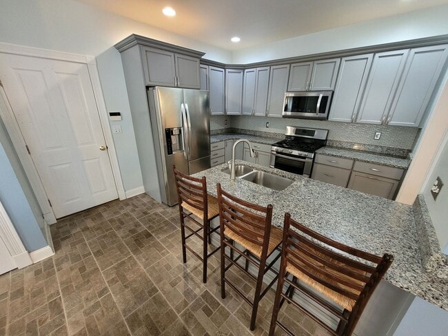 Photo - $4200 - 4 Bed / 2.5 Bath Single Family Home in Merrimack on a Cul-de-sac!