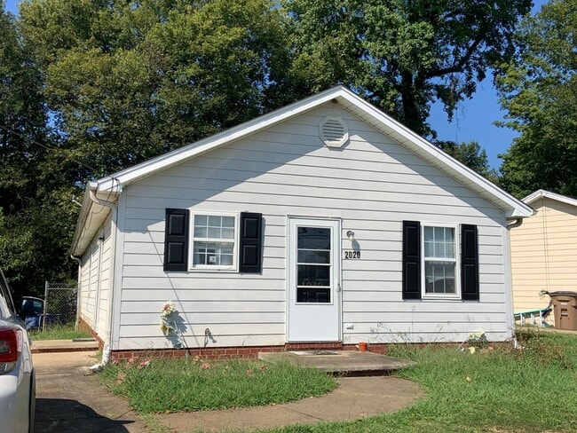 Building Photo - 4 Bedroom Home close to HWY 421 & I40