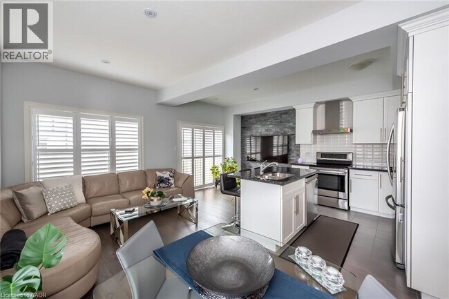 Photo - 98 Shoreview Pl