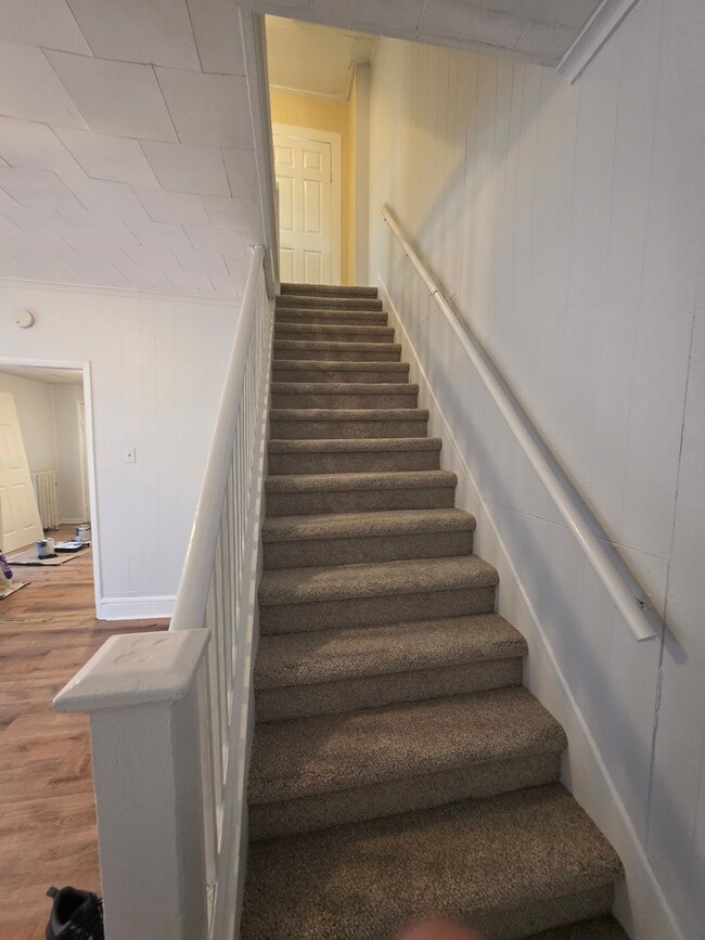 stairs - 611 Moir Ct Unit Apt 1