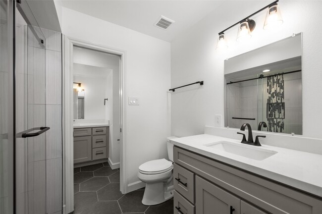 Building Photo - 2744 Briarhurst Dr Unit True