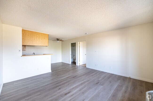 1BR, 1BA - 617SF - Living Room