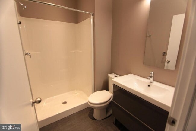 Photo - 1856 Willington St