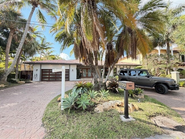 Photo - 3200 NE 165th St