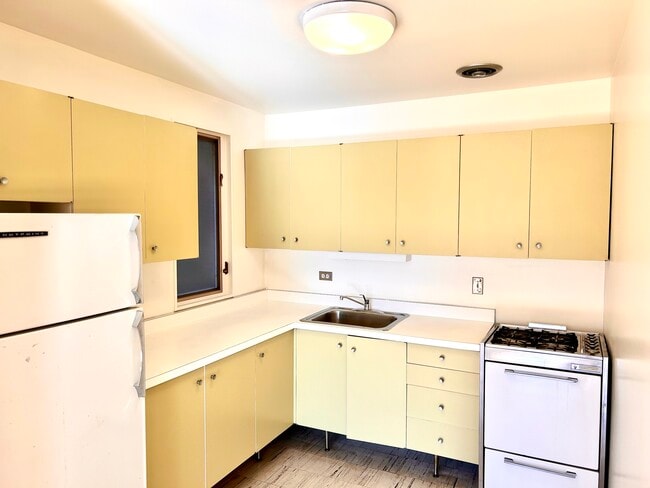 Kitchen - 5435 N Artesian Ave