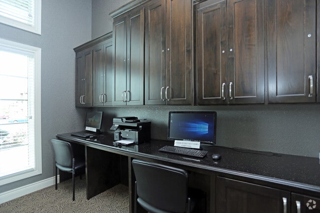 Centro de negocios - The Plaza Apartments