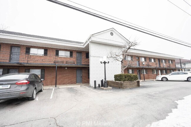 Building Photo - "Cozy 1-Bedroom Gem in Avon – Perfectly Sized at 600 Sq Ft!" Unit 4
