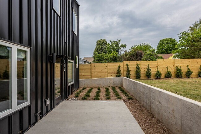 Photo - 323 S East St