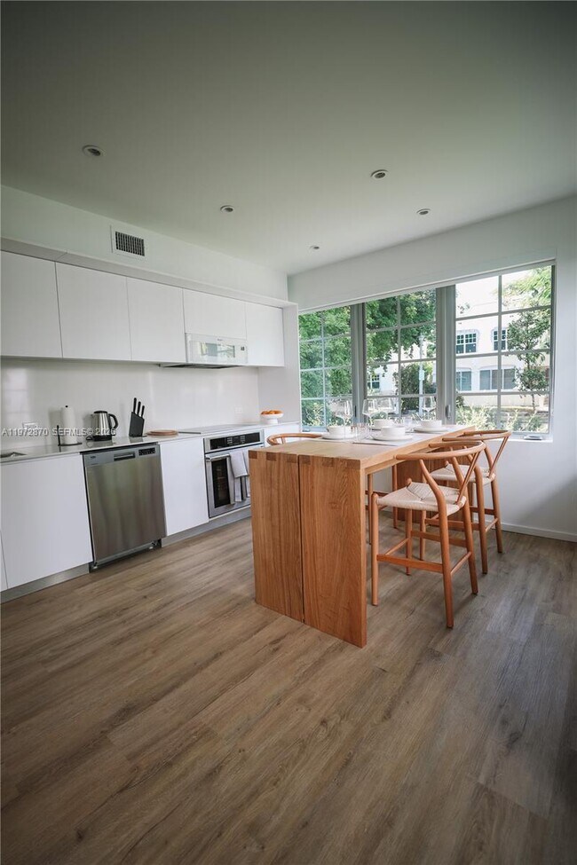 Building Photo - 128 NE 46th St Unit 3