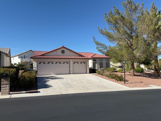 Building Photo - BEAUTIFULLY UPGRADED SINGLE FAMILY HOME - 3 BEDROOM, CORNER LOT WITH VAULTED CEILINGS