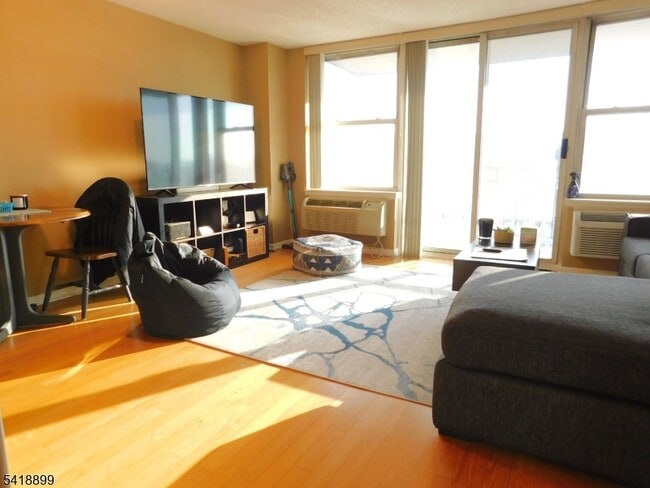 Photo - 300 Main St Unidad 604