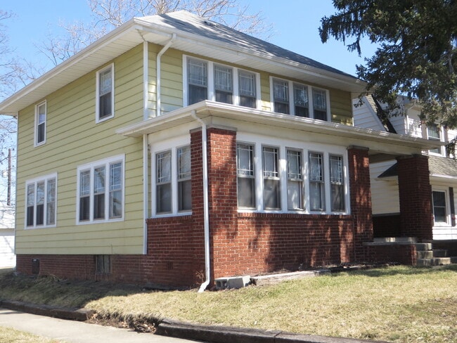 Building Photo - 826 Nuttman Ave Unit Nuttman 1