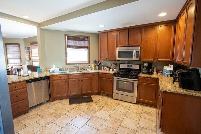 Building Photo - 1101 22nd Ave SE Unit 1