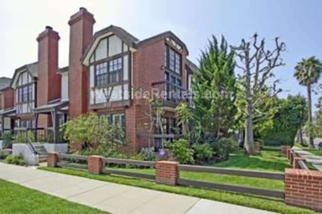 Front of Building - 810 Stanford St Townhome