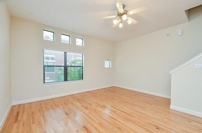 Photo - 11315 S Main St