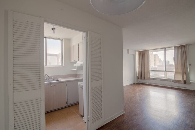 Building Photo - 1975 Maisonneuve Blvd W Unit 1506